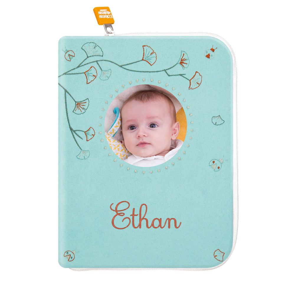 idee portege carnet de sante bebe, protege carnet de sante personnalise, , personnalisé avec photo, couleur bleu turquoise, tissus 100% coton oeko tex, cadeau de naissance personnalisé, cadeau de naissance original, design français, marque française, l'oiseau bateau.