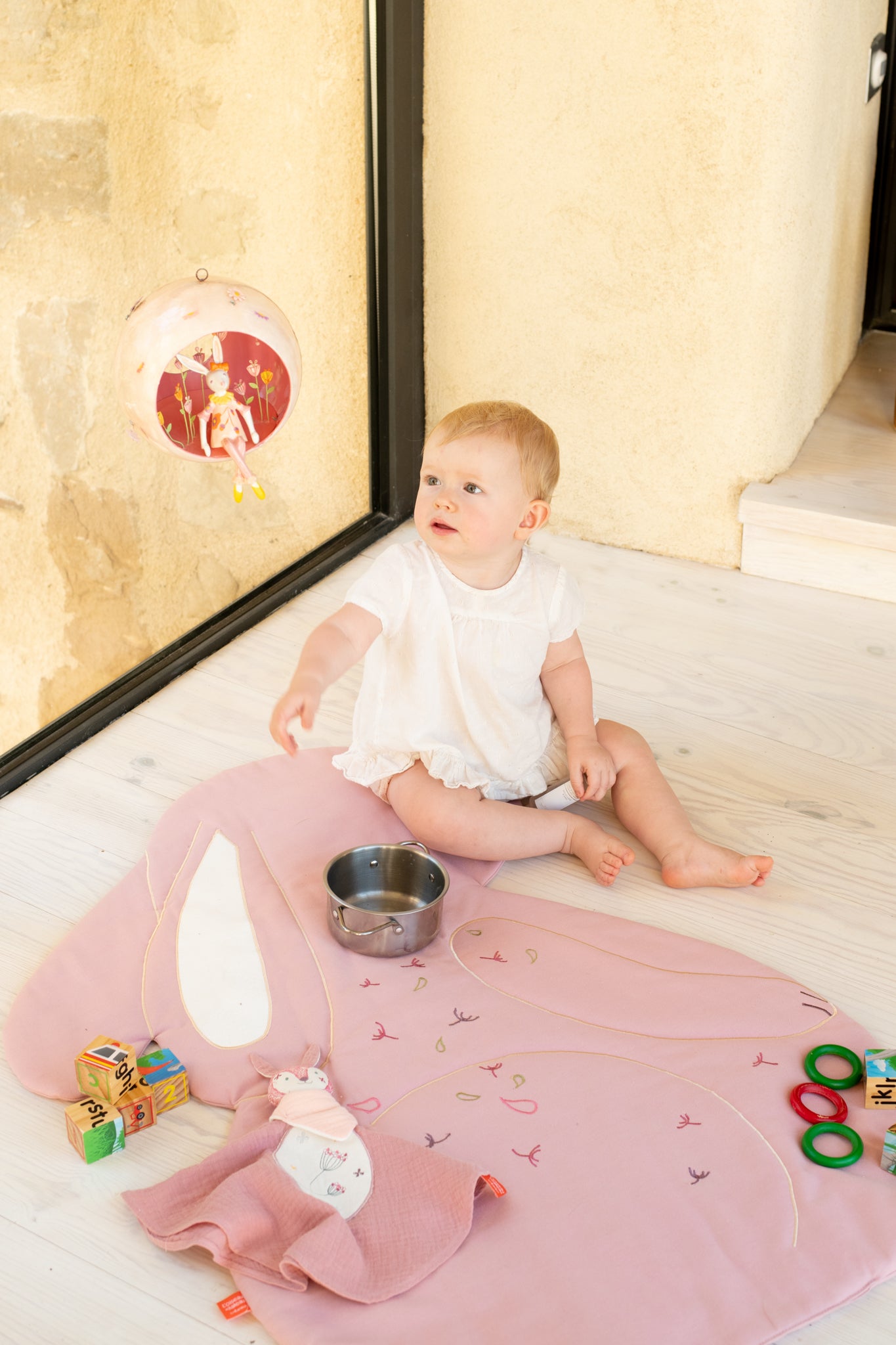 idee tapis d’éveil bebe, tapis en tissu, tapis lapin rose, coton 100% Oeko-tex, idee cadeau de naissance, decoration chambre bebe, decoration chambre enfant, design français, création française, marque française, l’oiseau bateau. 
