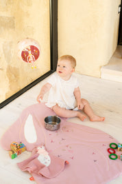 idee tapis d’éveil bebe, tapis en tissu, tapis lapin rose, coton 100% Oeko-tex, idee cadeau de naissance, decoration chambre bebe, decoration chambre enfant, design français, création française, marque française, l’oiseau bateau. 