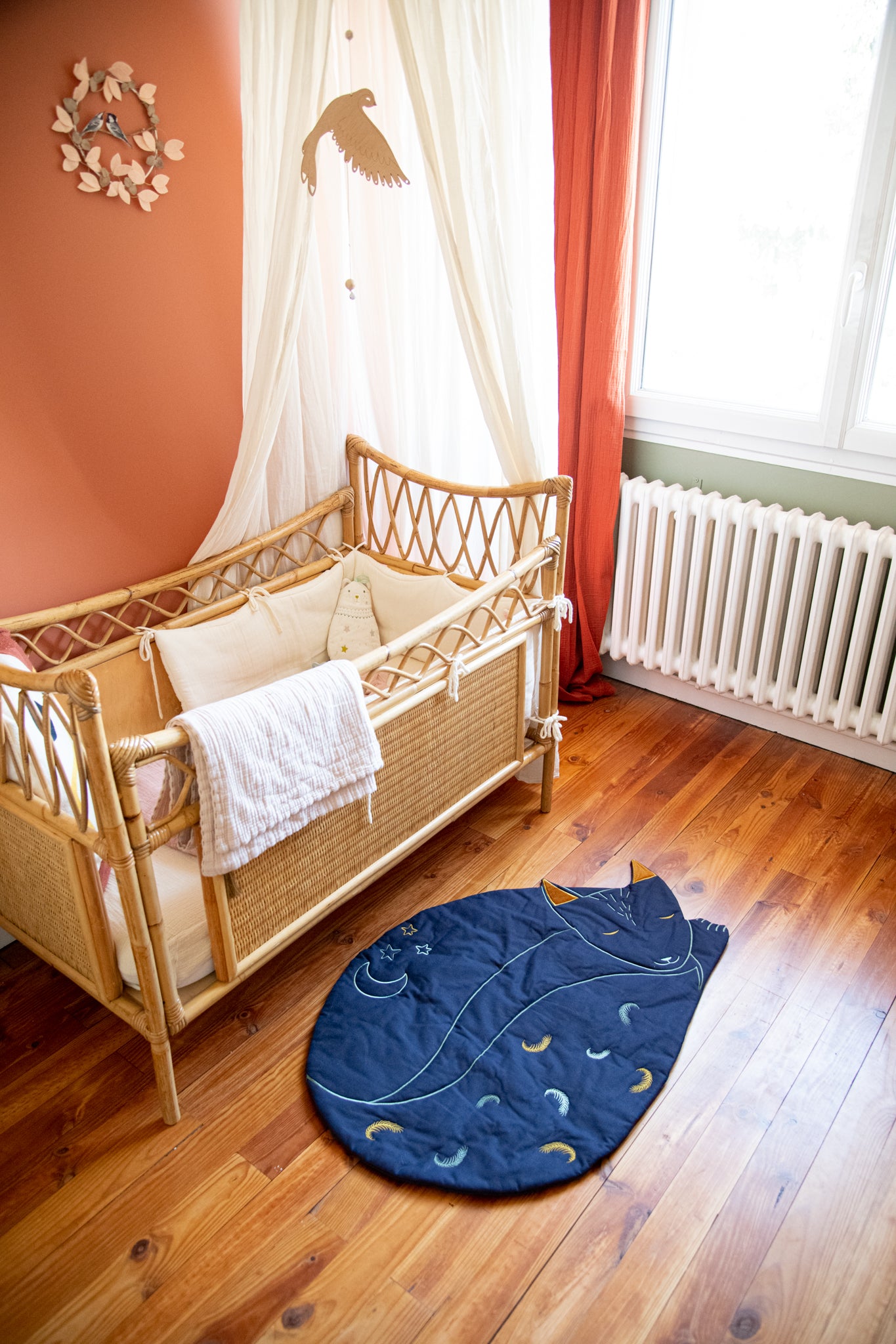 dee tapis d’éveil bebe, tapis en tissu, tapis renard bleu nuit, coton 100% Oeko-tex, idee cadeau de naissance, decoration chambre bebe, decoration chambre enfant, design français, création française, marque française, l’oiseau bateau. 