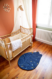 dee tapis d’éveil bebe, tapis en tissu, tapis renard bleu nuit, coton 100% Oeko-tex, idee cadeau de naissance, decoration chambre bebe, decoration chambre enfant, design français, création française, marque française, l’oiseau bateau. 