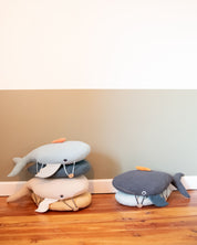 gros coussin pour enfant, coussin décoratif en forme de baleine, coussin pour chambre d'enfant, pouf pour enfant,100% coton, creation française, marque française l'oiseau bateau