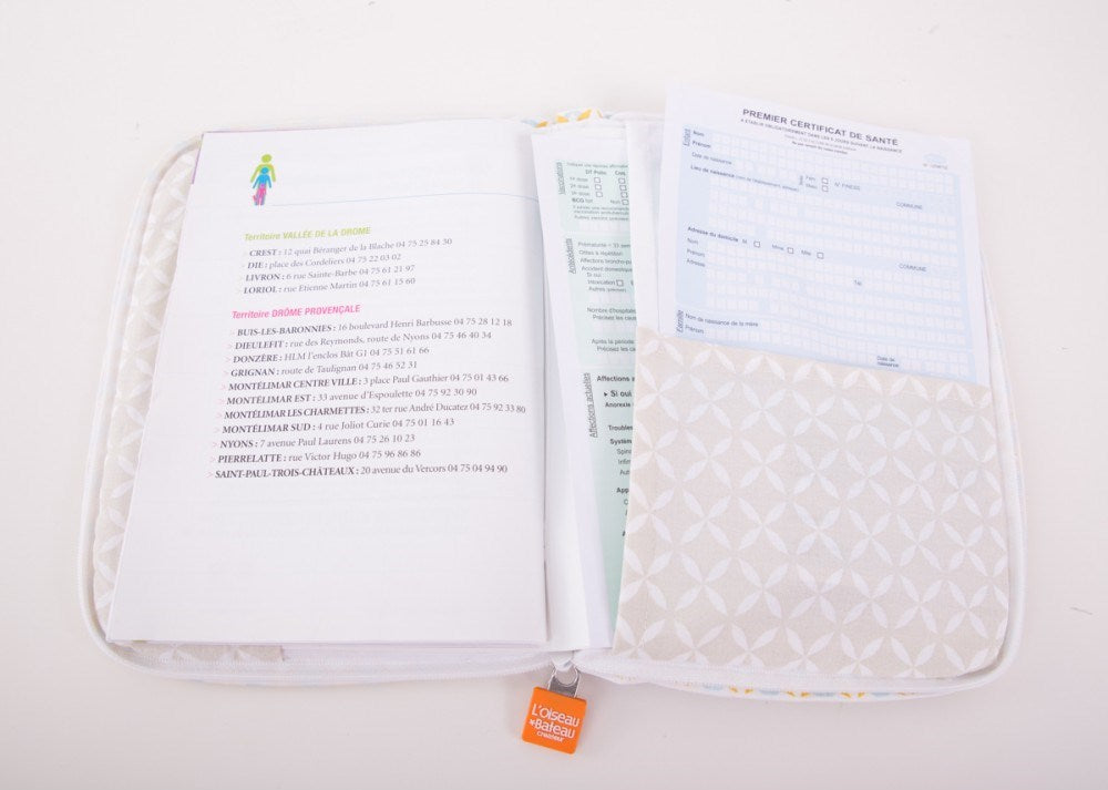 idee protege carnet de sante bebe, protege carnet de sante personnalise, theme loup, couleur bleu fonce, tissus 100% coton oeko tex, cadeau de naissance personnalisé, cadeau de naissance original, design français, marque française, l'oiseau bateau.